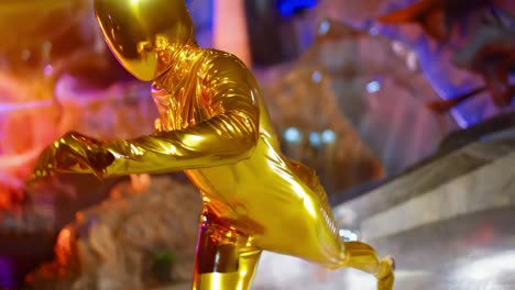 bailarina de traje de cuerpo dorado en un club nocturno