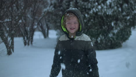 Glückliches-Kind-Am-Weihnachtsmorgen,-Das-Im-Schnee-Spielt