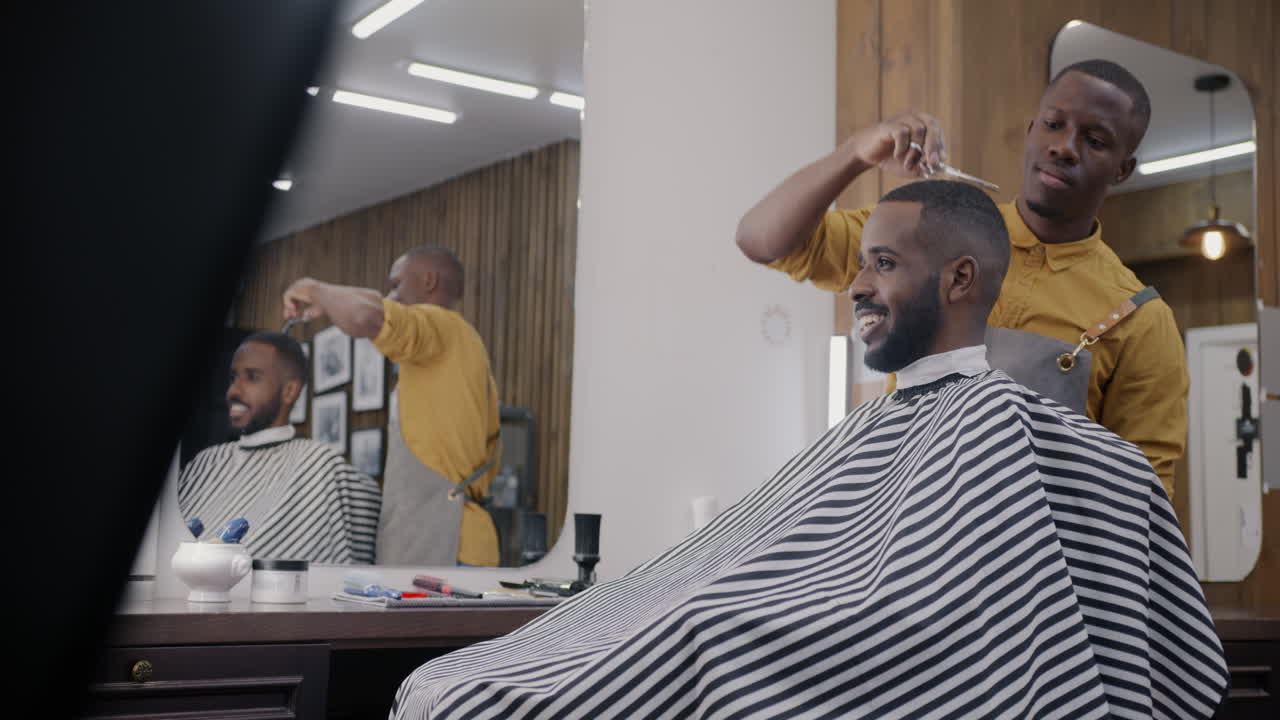 Mand der bliver klippet hos en barber