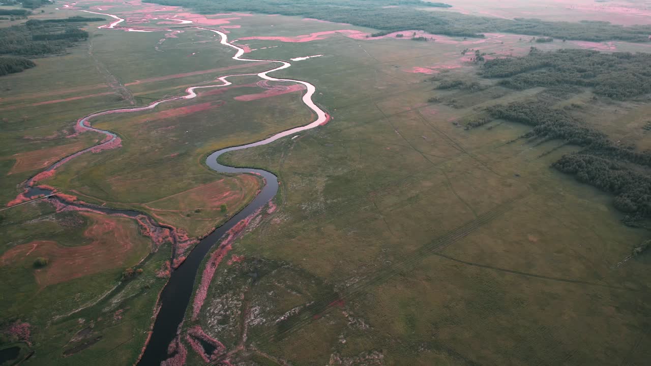 gran río salvaje en colores de puesta de sol, vista aérea