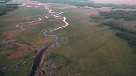 Großer,-Wilder-Fluss-In-Den-Farben-Des-Sonnenuntergangs,-Luftaufnahme