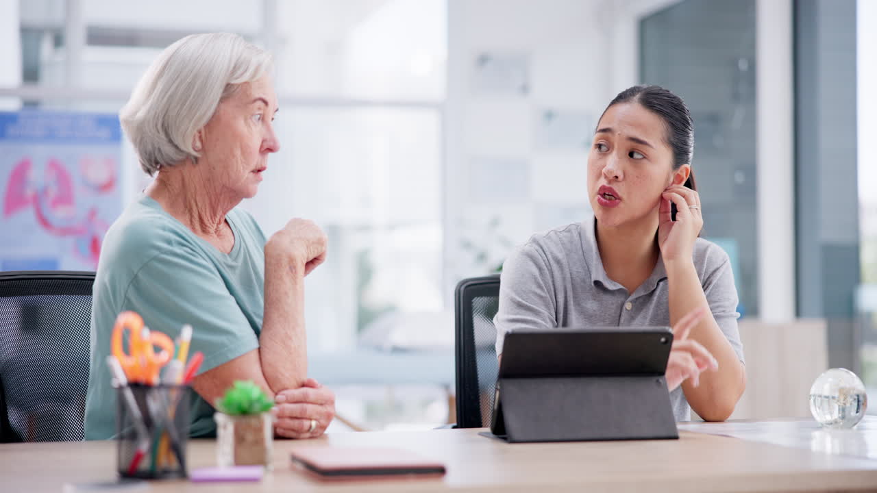 의사, 고령 여성 및 의료용 태블릿