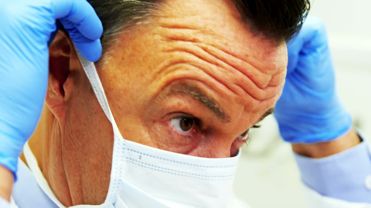 Dentista indossando la mascherina chirurgica