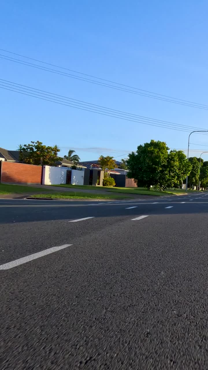 una escena de carretera pacífica con coches que pasan