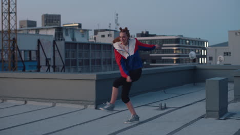 Mujer-Feliz-Bailando-En-La-Azotea-Al-Atardecer-Celebrando-Disfrutando-De-Un-Baile-Tonto-Divirtiéndose-Bailarina-Loca-En-La-Ciudad