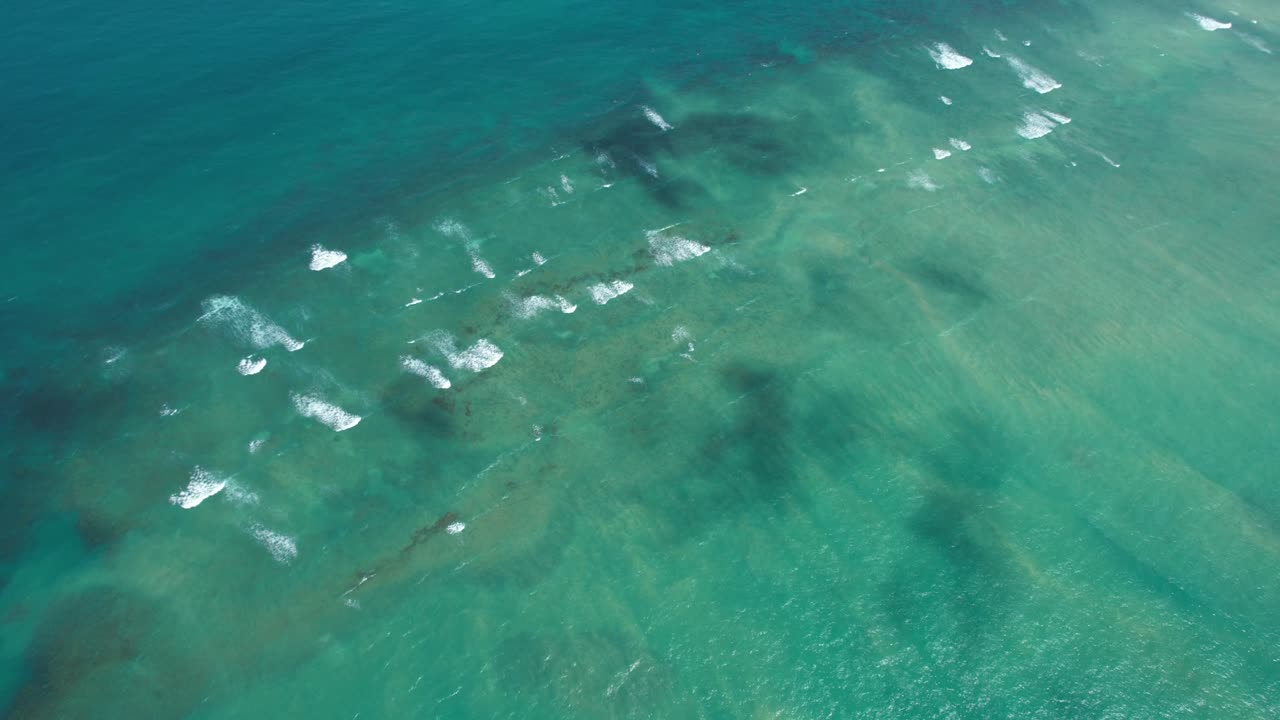 volando sobre la playa de são miguel dos milagres en el estado de alagoas, brasil.