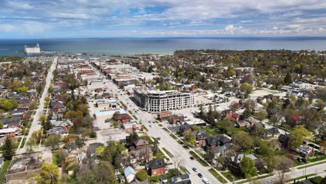 volando hacia una construcción de un edificio de apartamentos en collingwood