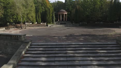 círculo de baile con un edificio histórico en un parque de la ciudad en verano en polonia