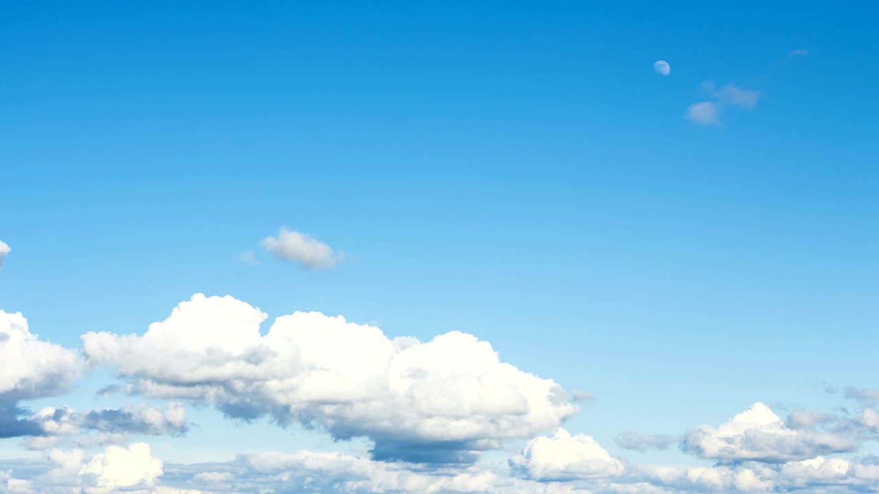 푸른 하늘을 배경으로 하 구름이 형성되는 모습, 멋진 구름이 움직이는 모습, 하늘에 달이 나타나는 모습, 시간의 흐름.