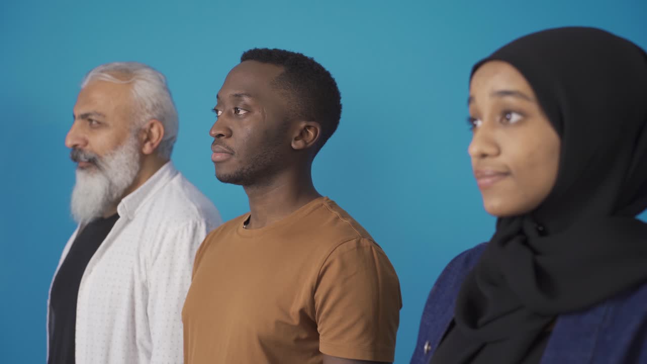 현대적인 라이프 스타일과 성인 다문화 인종 간의 근접 초상화입니다.