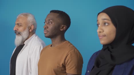 estilo de vida moderno y retratos en primer plano de personas adultas multiculturales interraciales.