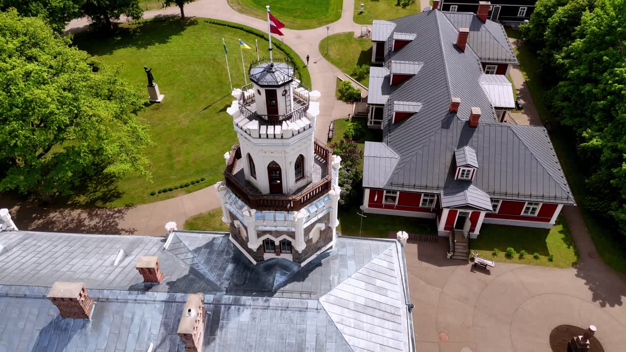 Sigulda Yeni Kalesi, Letonya bayrağı ve ortaçağ mimarisi üzerinde drone çekimi