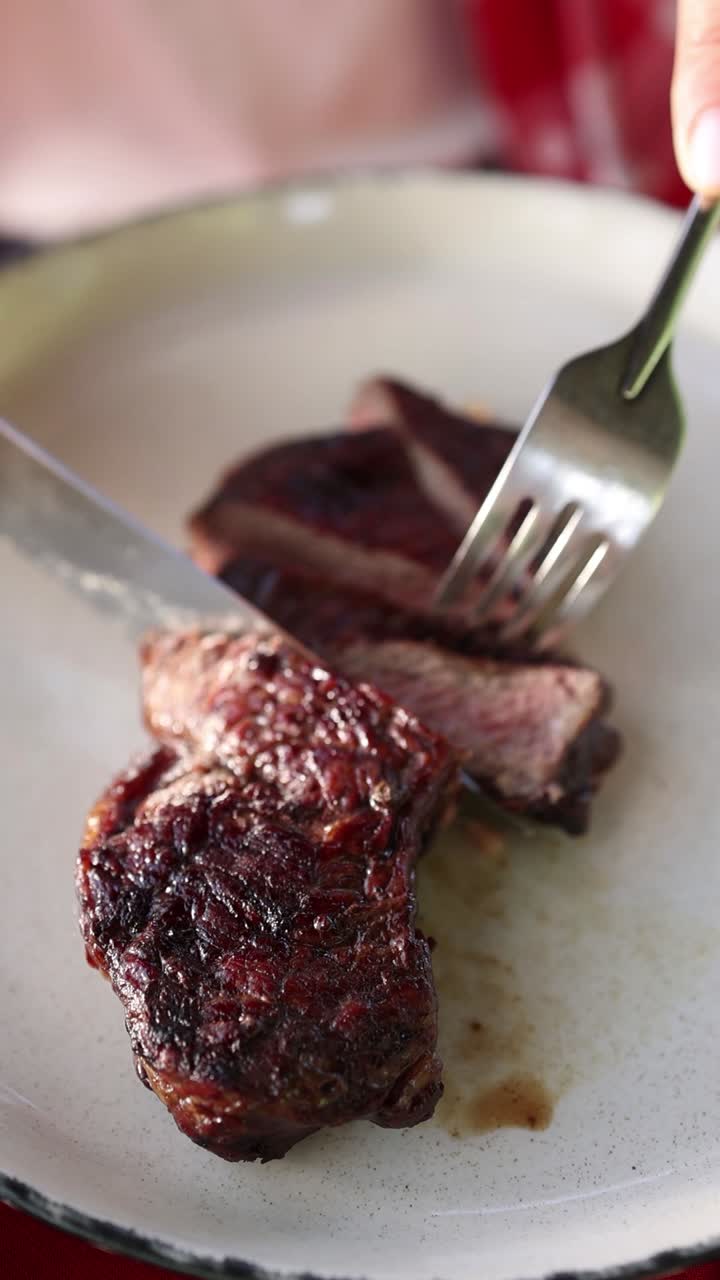 bistec a la parrilla en rodajas