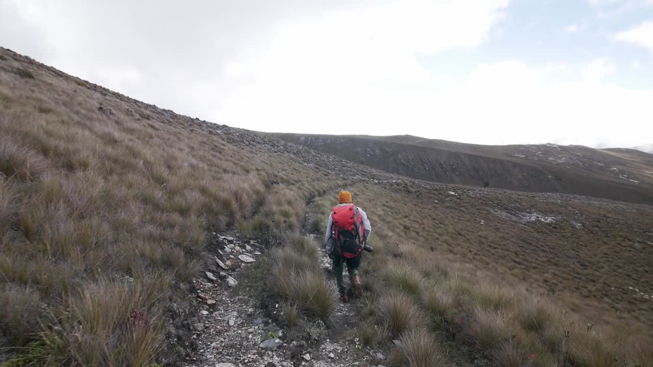 fotógrafo senderista caminando en el páramo santurbán colombia