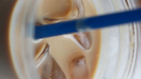 café helado en una taza de plástico con paja