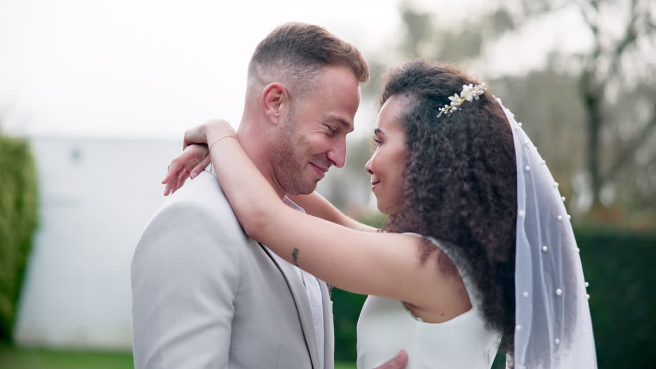 Matrimonio, coppia e ballo d'amore all'aperto insieme