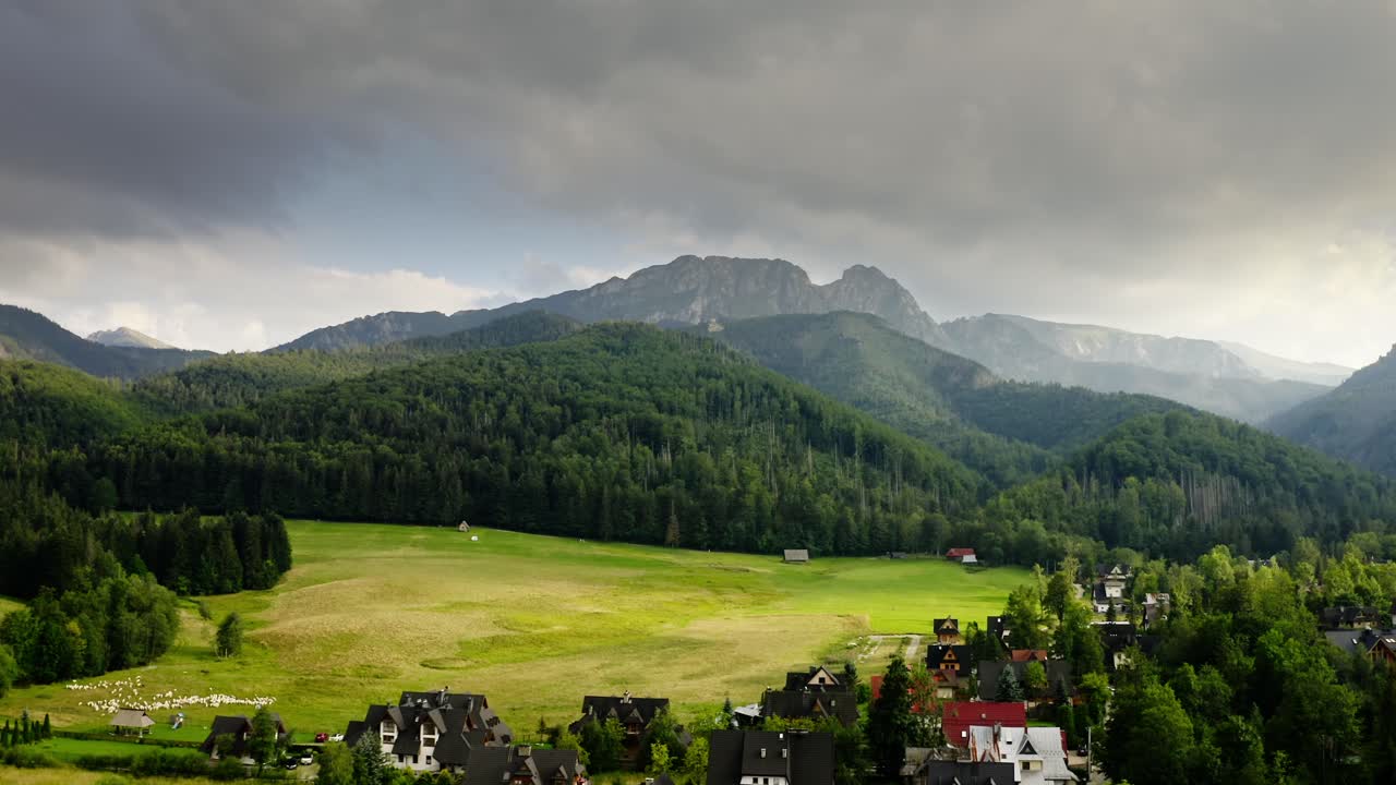 vista panorámica de la ciudad de zakopane en el valle de strążyska, montañas tatra, polonia