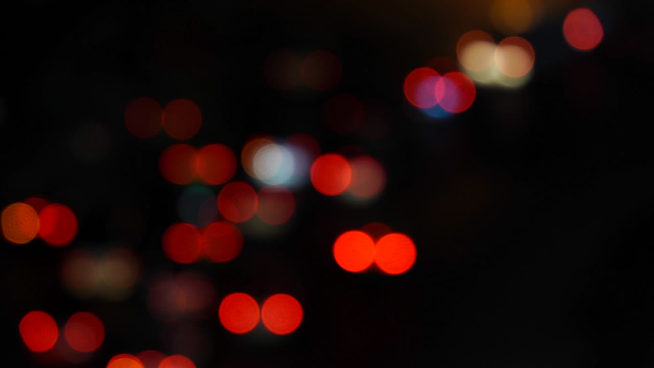 luz borrosa noche en la ciudad azul bokeh abstracto fondo negro hermoso círculo brillo feliz navidad y feliz año nuevo tarjeta celebración calle de lámparas con festival de cielo oscuro.