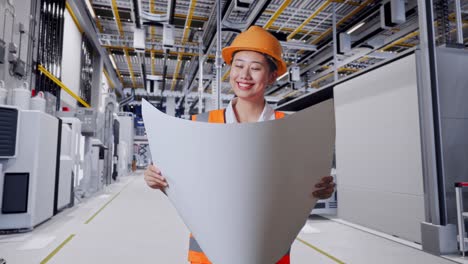 ingeniero revisando planos en una fábrica moderna