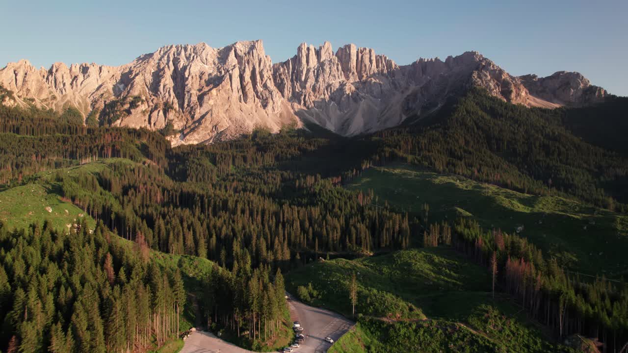 vista aérea del lago carezza con el pico de la montaña dolomitas en el fondo, italia