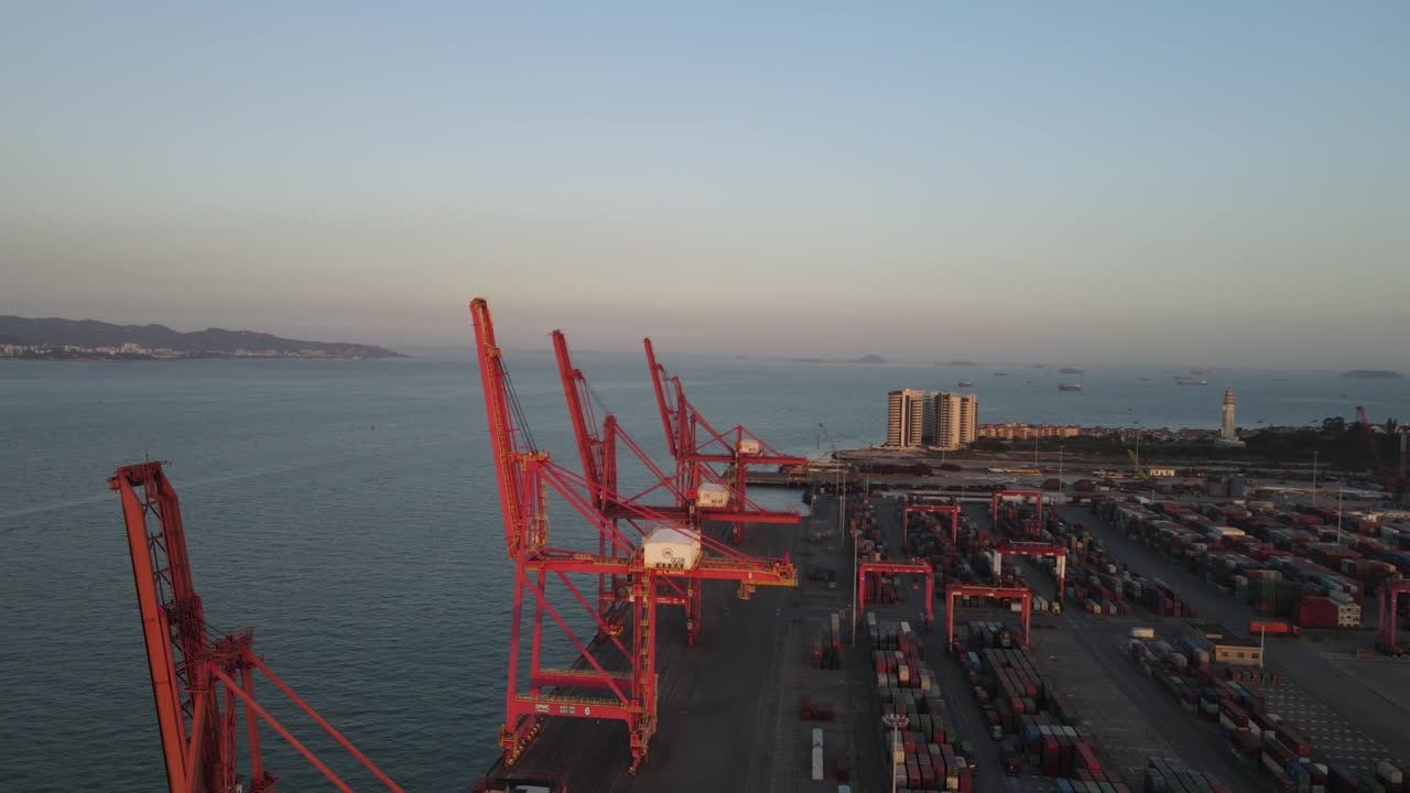 grúas y camiones en grandes terminales de carga están trabajando para cargar y descargar contenedores