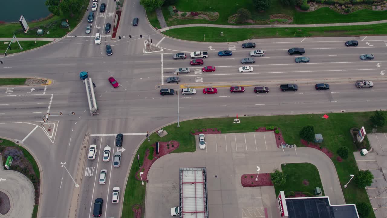 블루 연료  ⁇ 커 트럭 운전자가 타운라인 rd 버논 힐스, 일리노이 미국에서 왼쪽으로 좌회전 - 공공 도로에서 반 트랙 운전