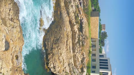 Toma-Vertical-De-La-Costa-Rocosa-En-La-Lujosa-Residencia-De-Fidar-Beach-House-En-Jbeil,-Líbano