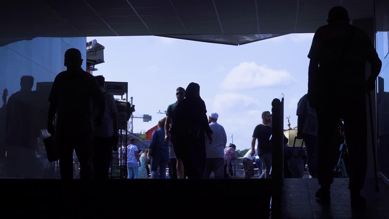 ⁇ 는 사람들의 실루 ⁇ 입니다.