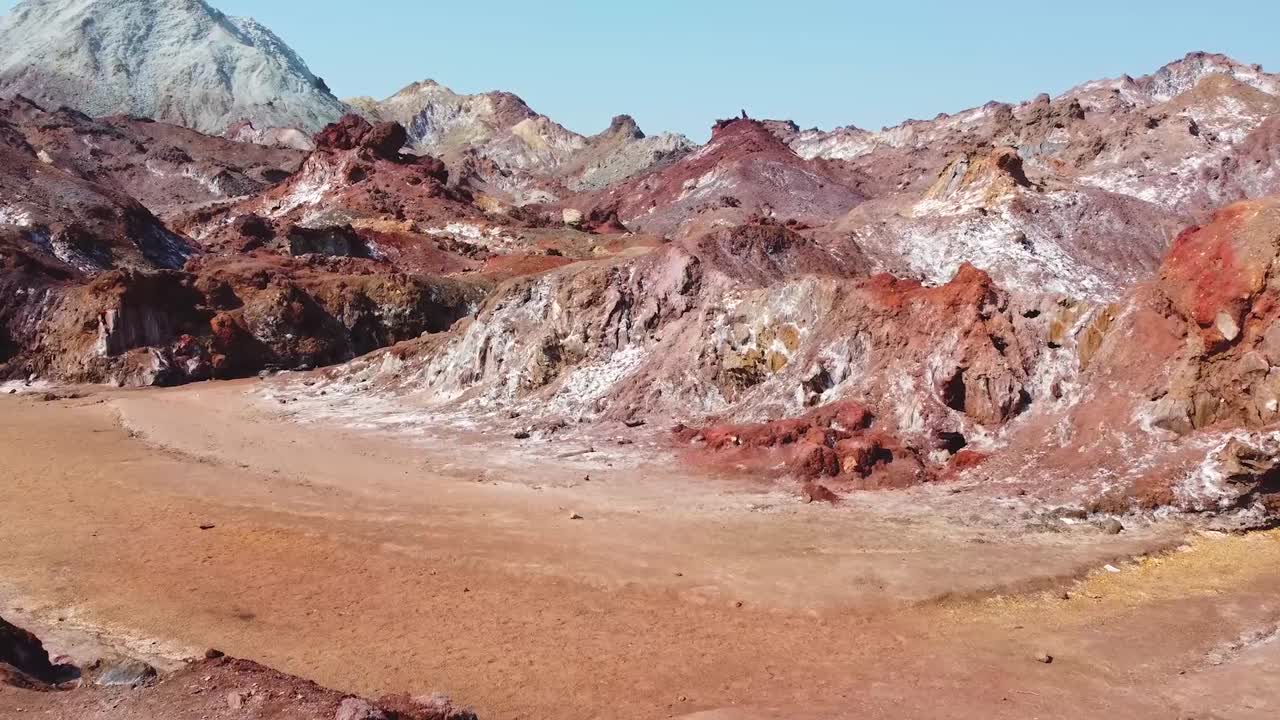 paisaje de montaña arco iris en vista aérea amplia volar tiro en movimiento punto pilar colorido piedra en la naturaleza vívida playa costera pico de sal en el fondo en qatar iran marino isla de hormuz atracción maravillosa