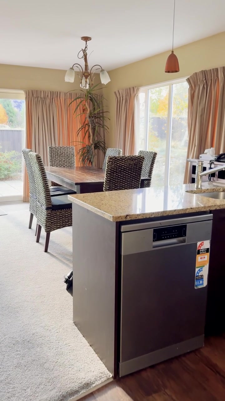 Movimientos suaves de cámara desde la entrada de la cocina hacia un comedor luminoso y moderno con luz natural.