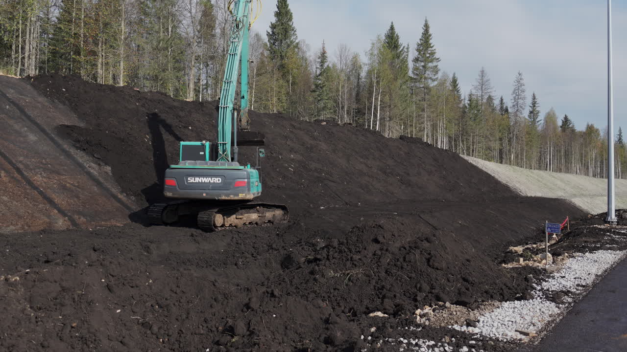 excavadora que trabaja en la construcción de carreteras