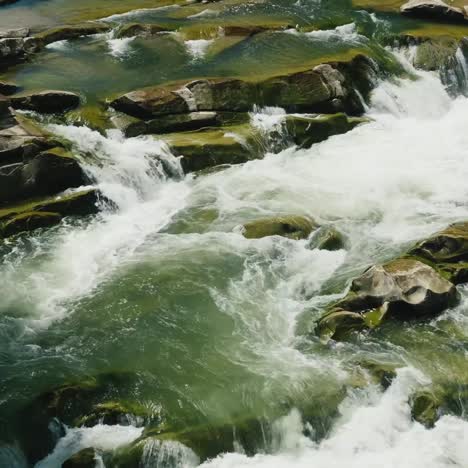 Un-Hermoso-Río-De-Montaña