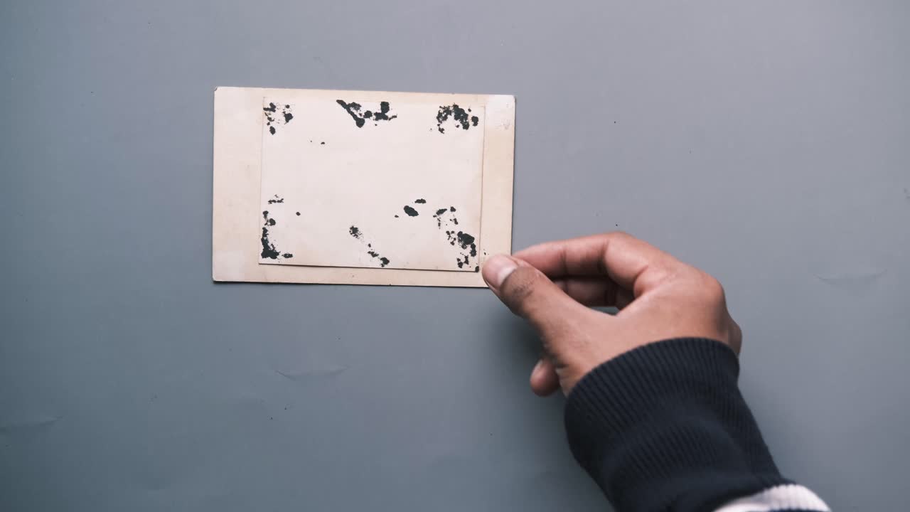 старая фотография в руках.