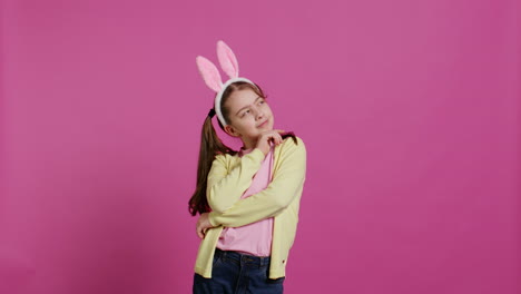 Niña-Sonriente-Soñando-Con-Regalos-Y-Comida-Para-La-Celebración-Del-Domingo-De-Pascua