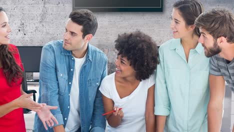 animación de sonrientes personas de negocios diversas discutiendo en la oficina