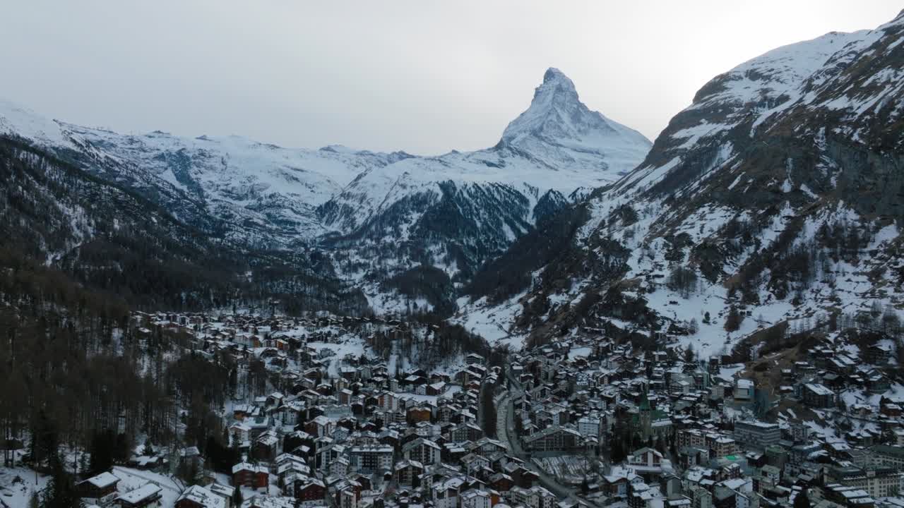 아침 에 제르마트 계곡 과 매터호른 봉우리 의 공중 풍경