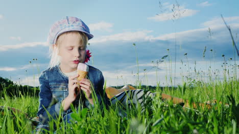 5-jähriges-Mädchen-Isst-Eis-Auf-Der-Grünen-Wiese-01