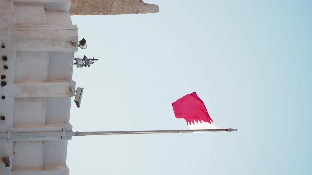 Bandiera del Qatar su un Edificio