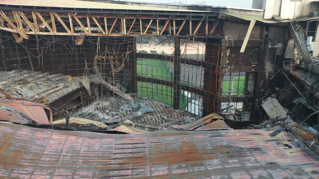 edificio en ruinas después de un incendio