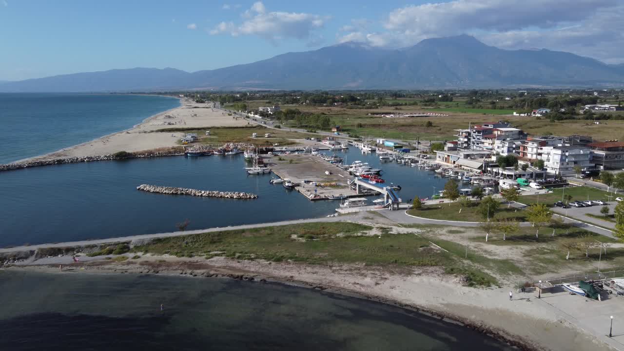 el puerto pesquero de paralia katerini, grecia, con el monte olimpo en el fondo.
