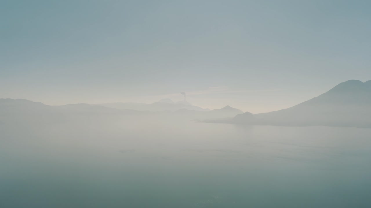 과테말라에서 아티틀란 호수와 이를 둘러싼 아름다운 화산의 드론 공중 촬영
