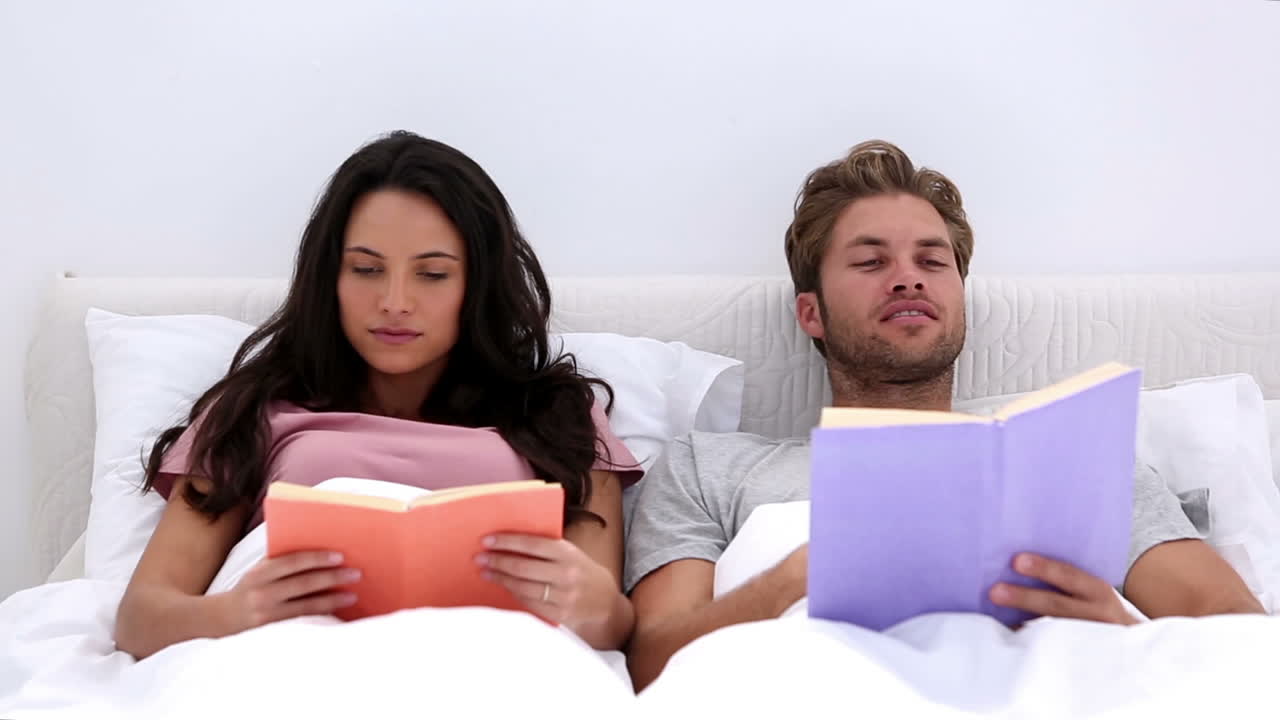 pareja leyendo libros