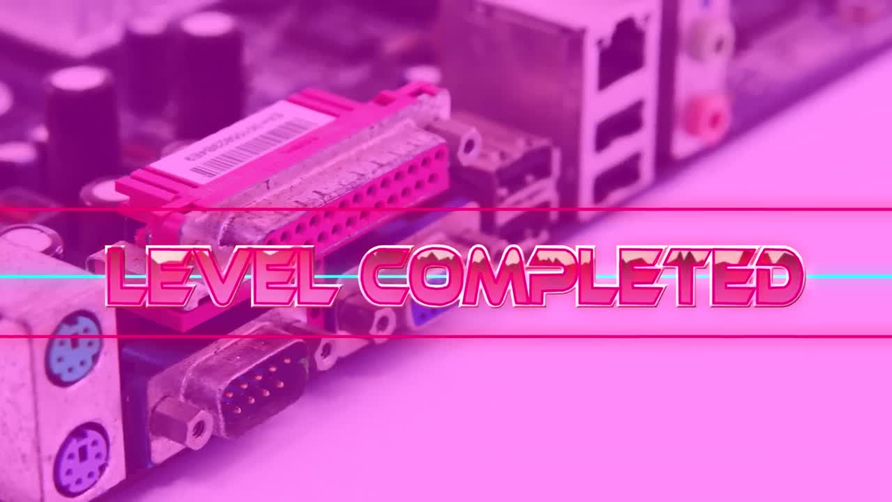 기하학적 모양과 프로세서 코어 위에 레벨 완료 텍스트의 애니메이션