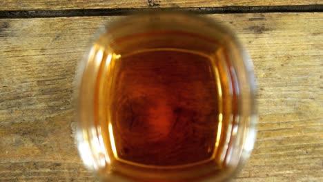 vista de pájaro vaso de whisky en mesa de madera para st patrick