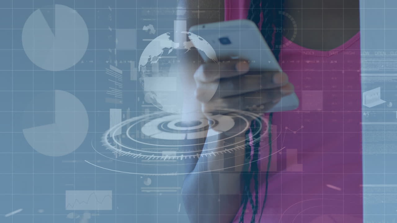 animación de la interfaz con procesamiento de datos sobre la sección media de una mujer que utiliza un teléfono inteligente