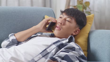 소파에서 휴식을 취하고 스마트폰으로 대화하는 십대