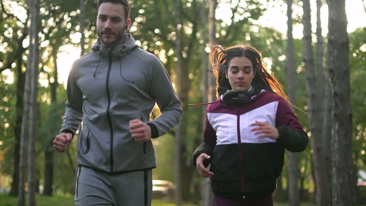 Una pareja corriendo en el parque.