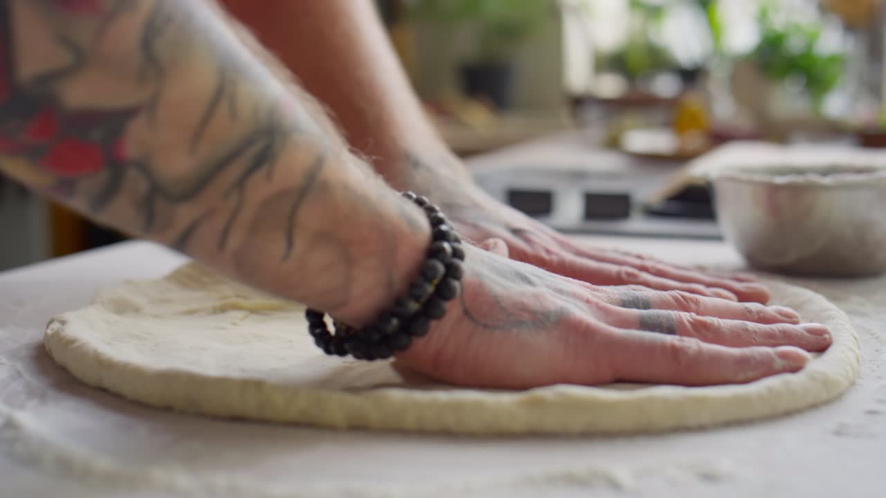Mani dello chef che prepara l'impasto della pizza