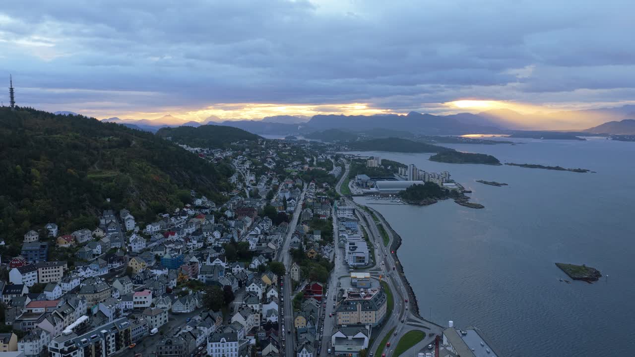 Vista sopraelevata del paesaggio urbano di Ålesund sul mare, filmato aereo della Norvegia