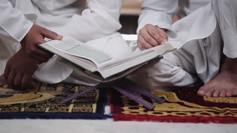 Indische-Muslimische-Menschen-Lesen-Das-Heilige-Buch-Koran